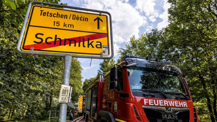 Brände - : Ein Feuerwehrfahrzeug steht neben einem Straßenschild im Nationalpark Böhmische Schweiz. Foto: Hájek Vojtìch/CTK/dpa/Archivbild