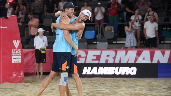 Beach-Volleyball - Hamburg: Alexander Brouwer (r) und Robert Meeuwsen (beide Niederlande) jubeln über den Sieg. Foto: Michael Schwartz/dpa
