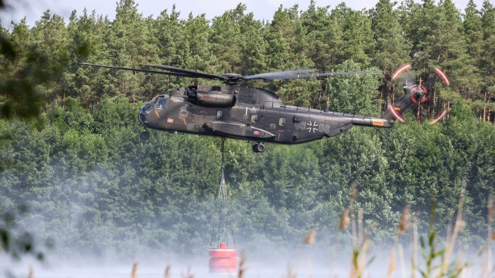 Wetter - Potsdam: Ein Bundeswehrhubschrauber vom Typ Sikorsky CH-53 holt Löschwasser zur Waldbrandbekämpfung. Foto: Jan Woitas/dpa/Archivbild