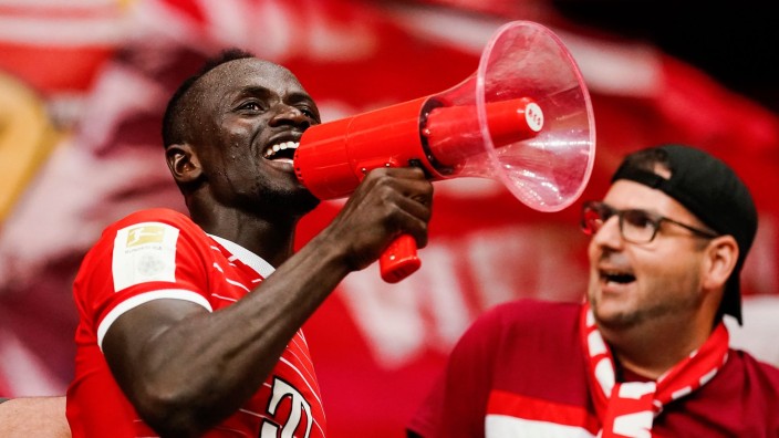 Fußball - München: Münchens Sadio Mane feiert mit den Fans den Sieg. Foto: Uwe Anspach/dpa
