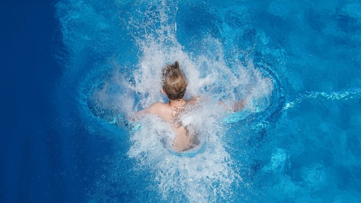 Umwelt - Schwerin: Ein Junge springt in einem Freibad ins Wasser. Foto: Joerg Carstensen/dpa/Symbolbild