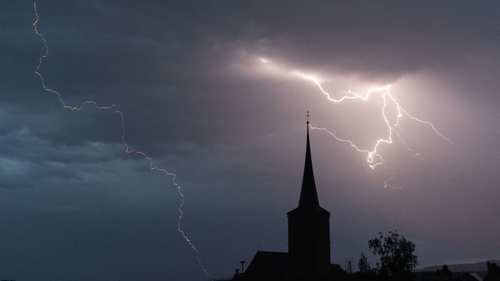 Wetter - Schwerin: Blitze entladen sich aus einer Gewitterwolke. Foto: Nicolas Armer/dpa/Symbolbild