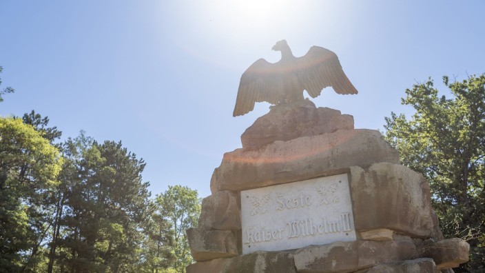 Geschichte - Dinsheim-sur-Bruche: Die Skulptur eines Adlers steht auf einem Steinhaufen. Foto: Philipp von Ditfurth/dpa/Archivbild