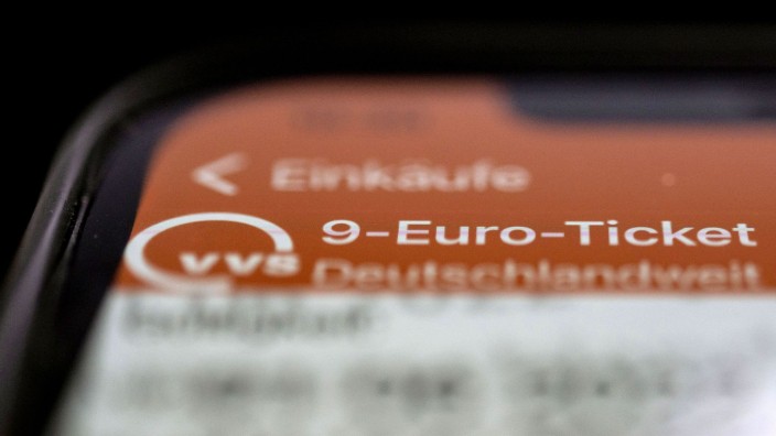 Verkehr - Erfurt: Ein mobiles 9-Euro-Ticket ist auf einem Handy geöffnet. Foto: Marijan Murat/dpa/Symbolbild