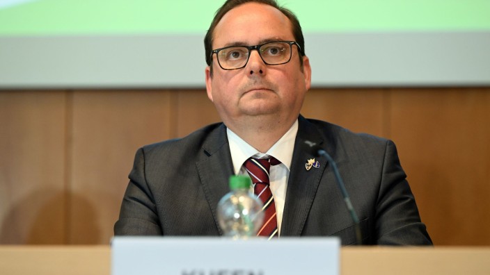 Preise - Essen: Thomas Kufen (CDU), Oberbürgermeister von Essen, spricht während einer Pressekonferenz. Foto: Federico Gambarini/dpa/Archivbild
