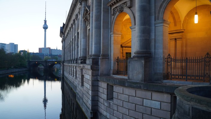 Senat - Berlin: Blick auf das beleuchtete Bode-Museum und den Fernsehturm am frühen Morgen. Foto: Joerg Carstensen/dpa/Symbolbild