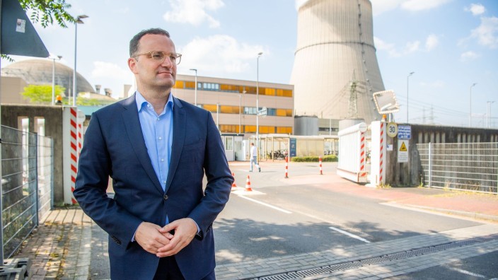 Parteien - Lingen (Ems): Jens Spahn (CDU), stellvertretender Fraktionsvorsitzender, posiert vor dem Kernkraftwerk Emsland. Foto: Lino Mirgeler/dpa