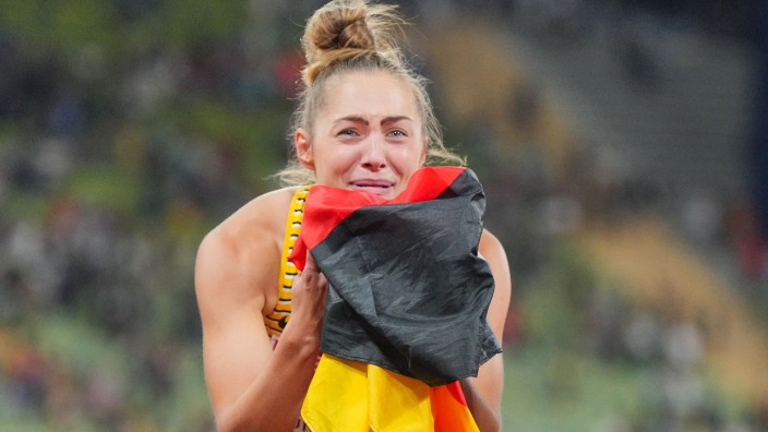 Leichtathletik - München: Erstplatzierte Gina Lückenkemper (Deutschland) jubelt nach dem Wettkampf. Foto: Sören Stache/dpa