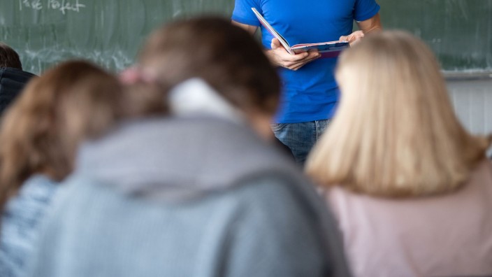 Bildung - Erfurt: Ein Lehrer steht im Unterricht an der Tafel. Foto: Marijan Murat/dpa/Symbolbild