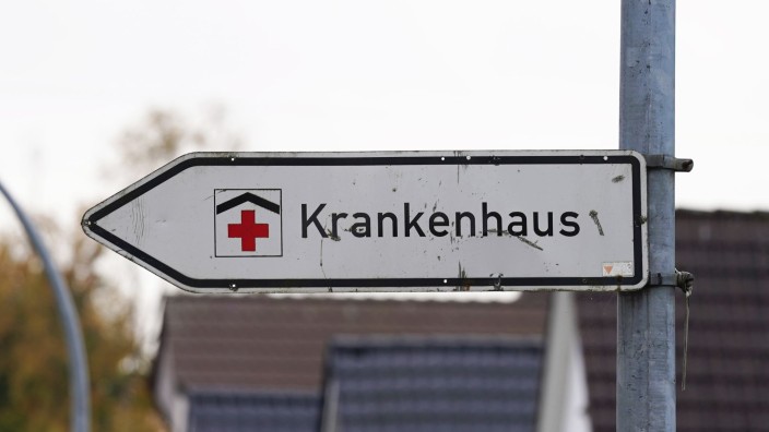 Krankenhäuser - Schwerin: Ein Hinweisschild mit der Aufschrift "Krankenhaus" weist den Weg zur Klinik. Foto: Marcus Brandt/dpa/Symbolbild