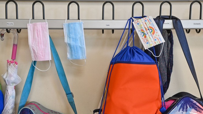 Schulen - Schwerin: Medizinische Masken und Schultaschen hängen in einer Schulgarderobe. Foto: Patrick Pleul/dpa-Zentralbild/ZB/Symbolbild