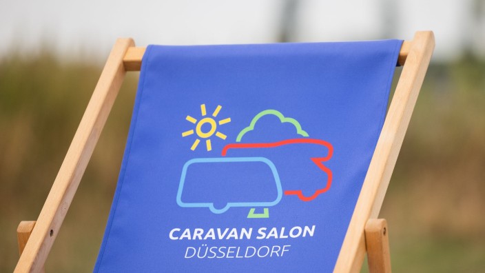 Freizeit - Willich: Das Logo des Caravan Salon ist auf einem Liegestuhl zu sehen. Foto: Rolf Vennenbernd/dpa