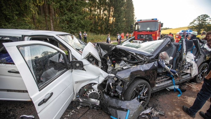 Unfälle - Römerstein: Rettungskräfte stehen an zerstörten Fahrzeugen. Foto: Simon Adomat/VMD-Images/dpa