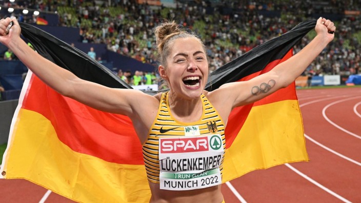 Leichtathletik - München: Erstplatzierte Gina Lückenkemper (Deutschland) jubelt nach dem Wettkampf. Foto: Sven Hoppe/dpa