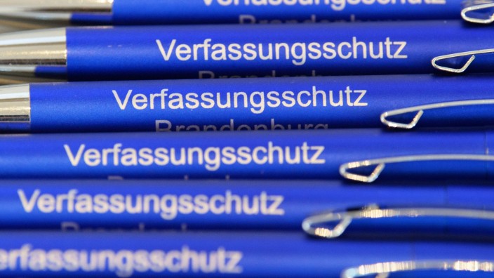 Gesellschaft - Wiesbaden: Kugelschreiber mit der Aufschrift "Verfassungsschutz" liegen auf einem Tisch. Foto: Soeren Stache/dpa-Zentralbild/dpa/Symbolbild