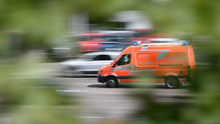 Unfälle - Crailsheim: Ein Rettungswagen fährt zu einem Einsatz. Foto: Sebastian Gollnow/dpa/Symbolbild