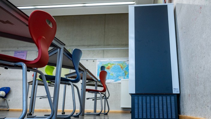 Bildung - Hamburg: Ein Luftfiltergerät steht in einem Klassenzimmer. Foto: Armin Weigel/dpa/Archivbild