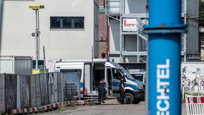Notfälle - Berlin: Ein Einsatzfahrzeug der Polizei steht an der Baustelle, auf der die Bombe gefunden wurde. Foto: Paul Zinken/dpa