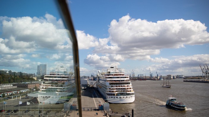 Schifffahrt - Hamburg: Das Kreuzfahrtschiff "Aida Sol" liegt 2019 am Cruise Center Altona. Foto: Christian Charisius/dpa/Archivbild