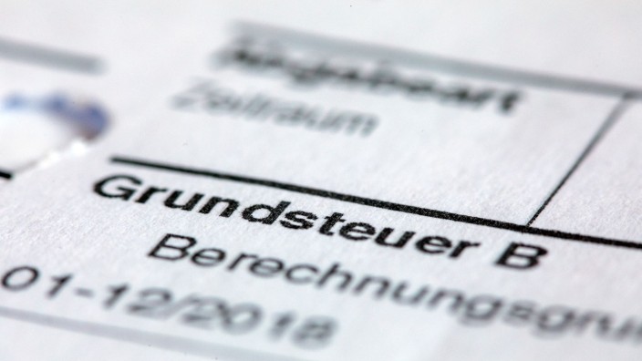 Kommunen - : Ein Abgabenbescheid für die Entrichtung der Grundsteuer liegt auf einem Schreibtisch. Foto: Jens Büttner/dpa-zentralbild/dpa/Illustration