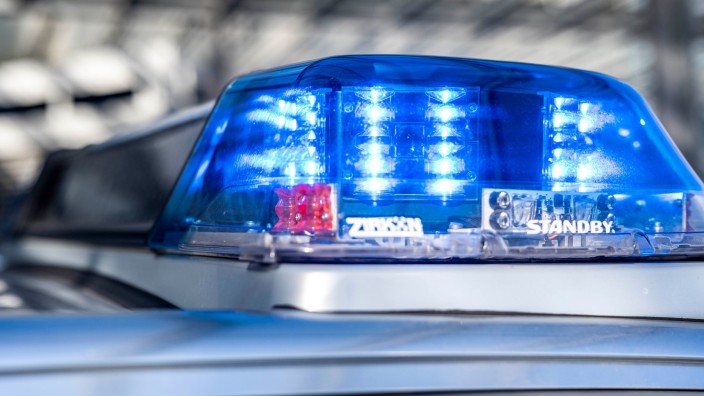 Kriminalität - Hechthausen: Ein Blaulicht leuchtet auf dem Dach eines Polizeiwagens. Foto: David Inderlied/dpa/Symbolbild