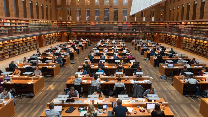 Bibliotheken - Dresden: Der Lesesaal in der Sächsischen Landesbibliothek - Staats- und Universitätsbibliothek Dresden (SLUB). Foto: Monika Skolimowska/zb/dpa