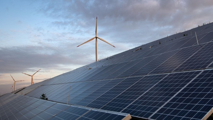Energie - Stuttgart: Windkraftanlagen stehen hinter Photovoltaikanlagen. Foto: Sina Schuldt/dpa/Symbolbild
