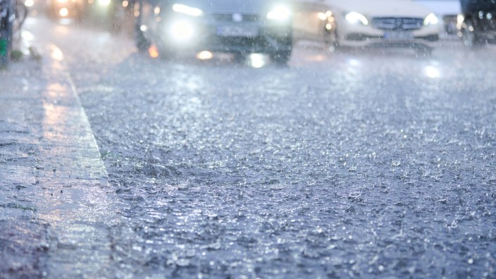 Unwetter - Berlin: Autos fahren bei starkem Regen durch tiefe Pfützen. Foto: Annette Riedl/dpa