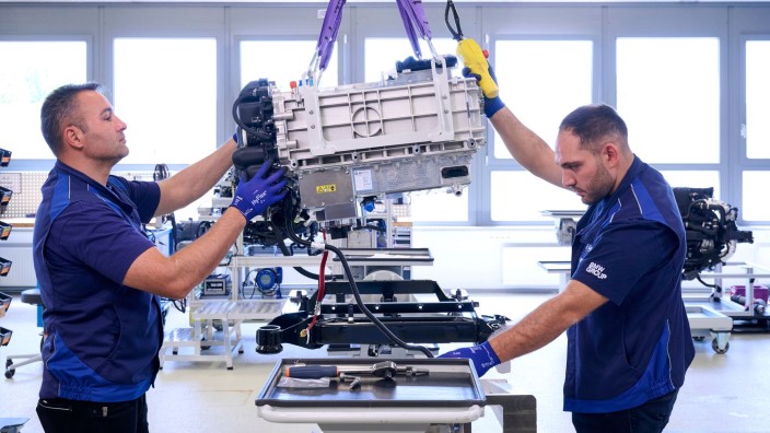 Industrie - Garching bei München: BMW-Mitarbeiter fügen bei der Produktion von Brennstoffzellensystemen für das Wasserstoffauto BMW iX5 Hydrogen Baugruppen zusammen. Foto: Tom Kirkpatrick/BMW AG/dpa