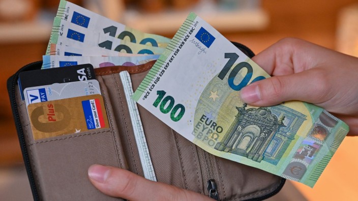 Konjunktur - Halle (Saale): Viele Eurobanknoten stecken in einer Geldbörse. Foto: Patrick Pleul/dpa-Zentralbild/dpa/Illustration