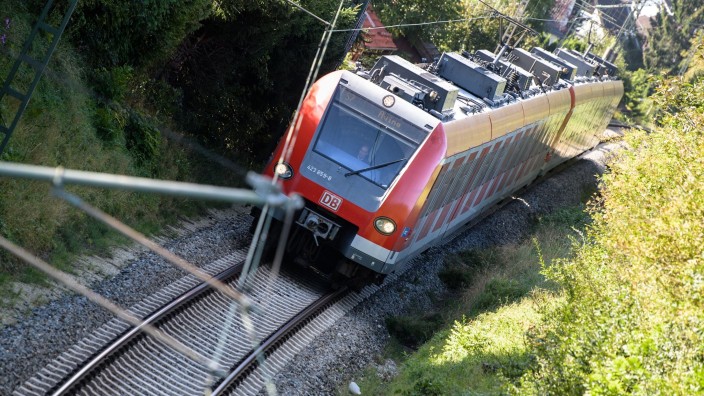 Verkehr - Stuttgart: Eine S-Bahn fährt über die Gleise. Foto: Matthias Balk/dpa/Symbolbild