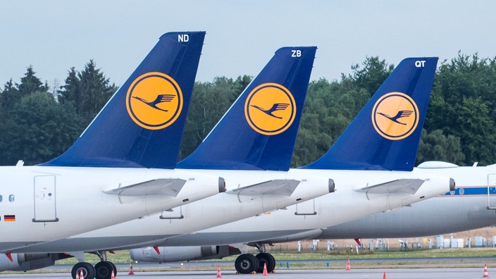 Luftverkehr - Schönefeld: Flugzeuge der Lufthansa stehen auf dem Gelände eines Flughafens. Foto: Daniel Bockwoldt/dpa/Archivbild