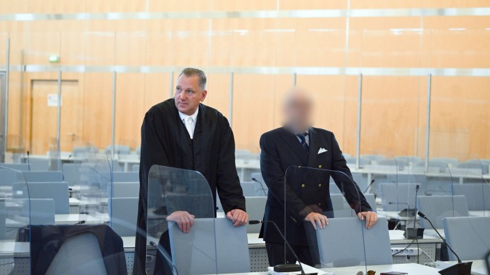 Prozesse - Düsseldorf: Der Reserveoffizier steht mit seinem Verteidiger vor Beginn des Prozesses im Gerichtssaal. Foto: Federico Gambarini/dpa/Archivbild