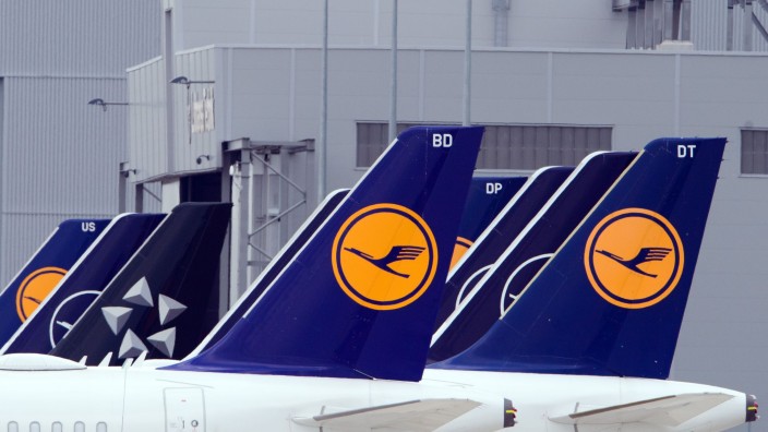 Luftverkehr - Hamburg: Flugzeuge der Fluggesellschaft Lufthansa stehen am Rand eines Rollfelds. Foto: Soeren Stache/dpa-Zentralbild/dpa/Symbolbild