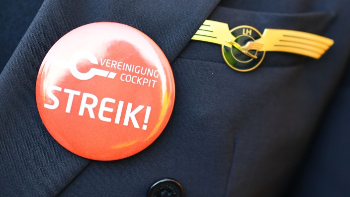 Streiks - Düsseldorf: Ein Lufthansa-Pilot trägt einen Button mit der Aufschrift "Streik" auf seiner Uniform. Foto: picture alliance / Uwe Anspach/dpa/Archivbild