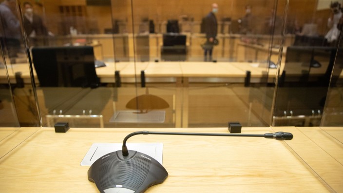 Polizei - Bensheim: Ein Mikrofon in einem Gerichtssaal. Foto: Friso Gentsch/dpa/Symbolbild