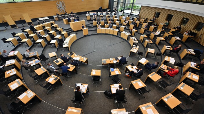 Landtag - Erfurt: Abgeordnete sitzen während der Landtagssitzung Thüringen im Plenarsaal. Foto: Martin Schutt/dpa/Archivbild