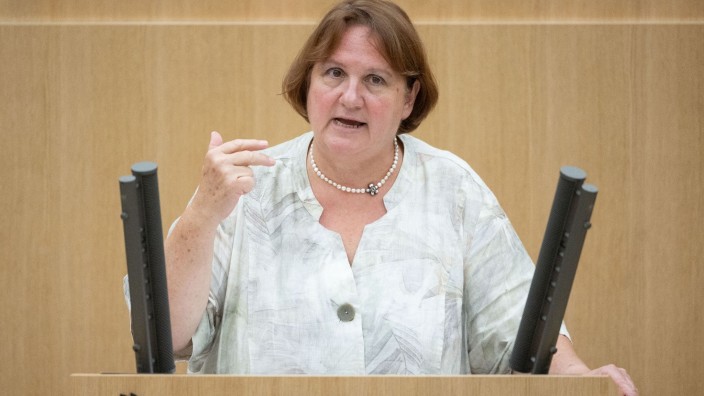 Bildung - Stuttgart: Theresa Schopper (Bündnis 90/Die Grünen) nimmt an einer Plenarsitzung im Landtag von Baden-Württemberg teil. Foto: Marijan Murat/dpa/Bildarchiv