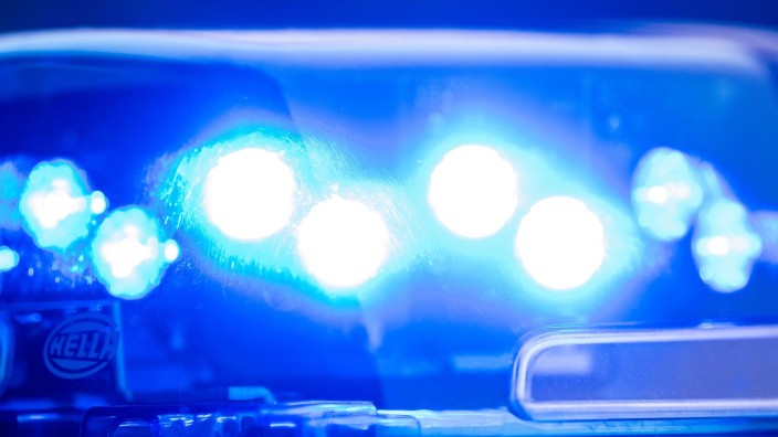 Crime - Berlin: A blue light shines on the roof of a police patrol. Photo: Lino Mirgeler/dpa/Symbolbild