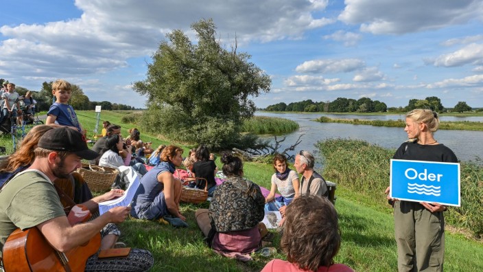 Umwelt - Letschin: Menschen bei einer Veranstaltung der Kienitzer Bürgerinitiative "Save Oder Die" an der Oder. Foto: Patrick Pleul/dpa