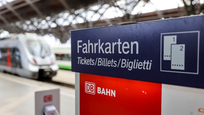 Verkehr - München: Ein Fahrkartenautomat der Deutschen Bahn steht an einem Bahnhof. Foto: Jan Woitas/dpa/Symbolbild