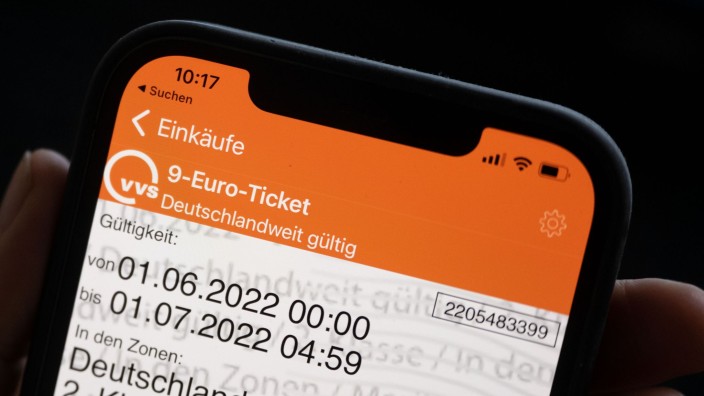 Senat - Berlin: Ein mobiles, für Juni gültiges 9-Euro-Ticket. Foto: Marijan Murat/dpa/Illustration