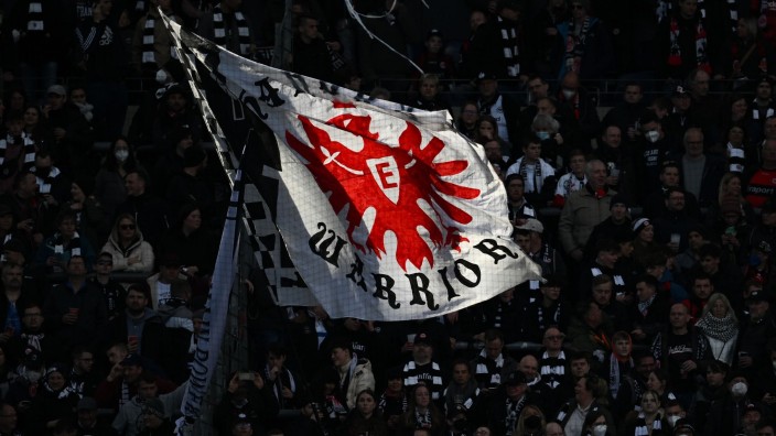 Fußball - Frankfurt am Main: Eine Fahne mit dem Eintracht-Adler wird vor dem Anpfiff eines Spiels in der Nordwestkurve geschwenkt. Foto: Arne Dedert/dpa/Archivbild
