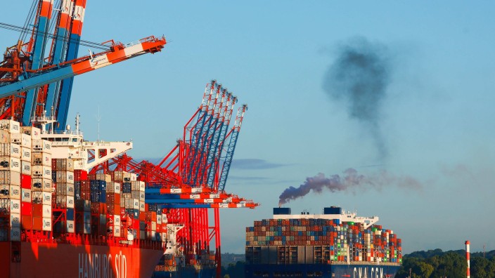 Schifffahrt - Kiel: Das Containerschiff legt an. Foto: Christian Charisius/dpa/Symbolbild