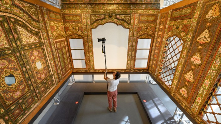 Museen - Dresden: Eine Fotografin macht beim Presserundgang zur Präsentation des Damaskuszimmers im Japanischen Palais Bilder. Foto: Robert Michael/dpa