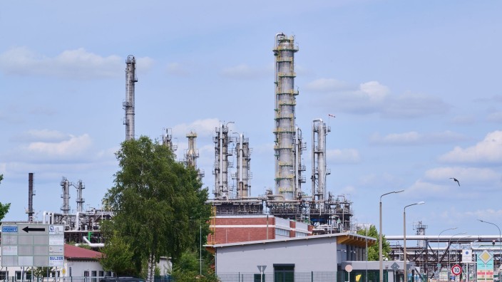 Energie - Potsdam: Schlöte der PCK Raffinerie in Schwedt ragen in den Himmel. Foto: Annette Riedl/dpa/Archivbild