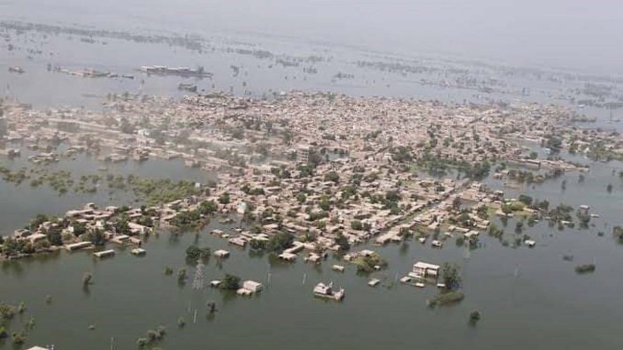 Migration - : Eine Luftaufnahme von Khairpur Nathan Shah, das von den Fluten überschwemmt wurde. Foto: Ppi/PPI via ZUMA Press Wire/dpa
