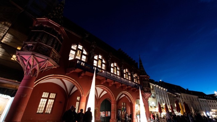 Denkmäler - Esslingen am Neckar: Menschen stehen während der Nacht des offenen Denkmals vor dem historischen Kaufhaus in Freiburg. Foto: Patrick Seeger/dpa/Archivbild