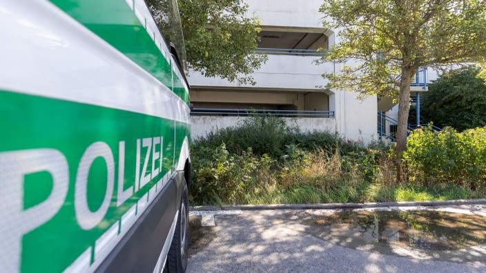 Kriminalität - Ansbach: Ein Polizeiwagen steht an dem mutmaßlichen Tatort. Foto: Daniel Karmann/dpa