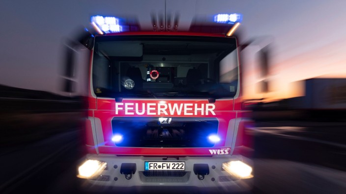 Brände - Bremen: Ein Feuerwehrfahrzeug steht mit eingeschaltetem Blaulicht auf einer Straße. Foto: Patrick Seeger/dpa/Symbolbild